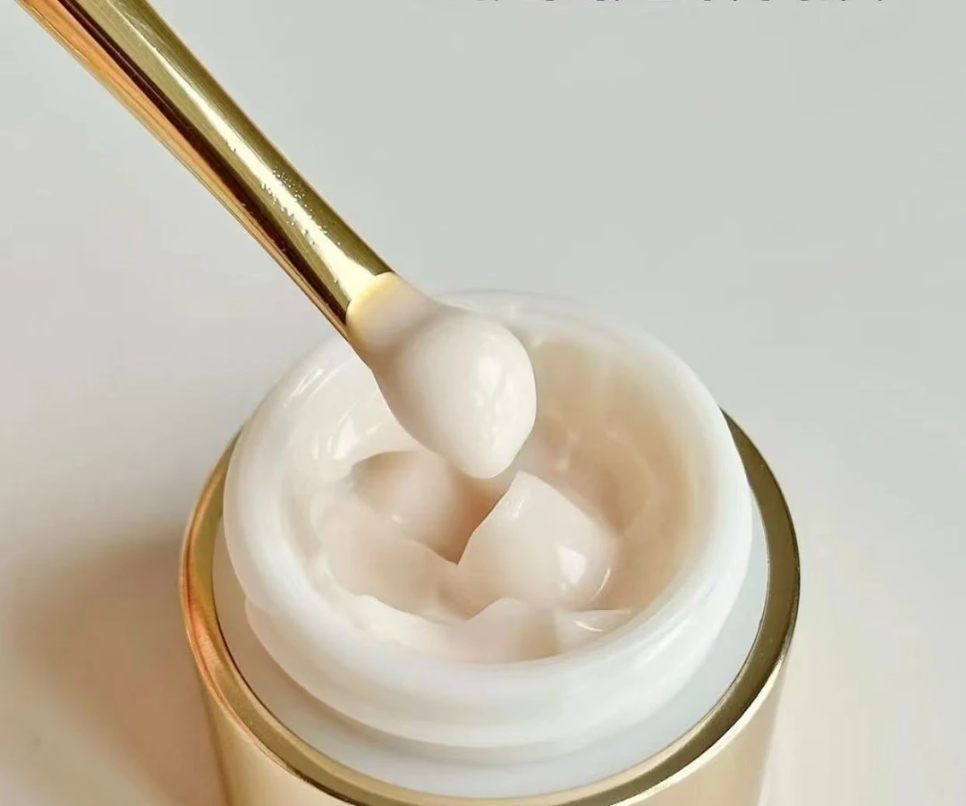 【萌萌分享】金色冻龄眼霜 质地柔软丝滑 抚平纹路