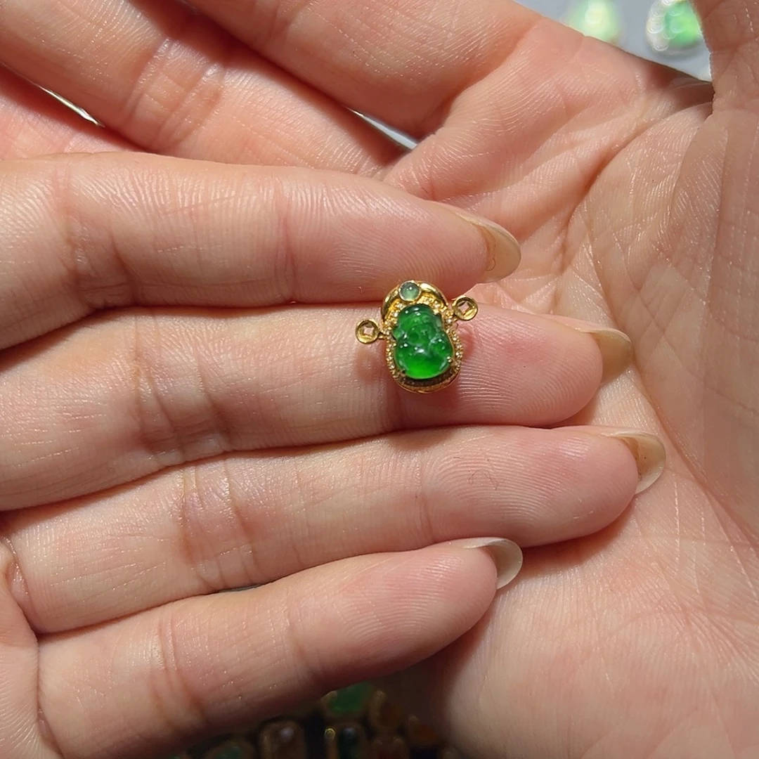 翡翠18K金镶嵌颈饰