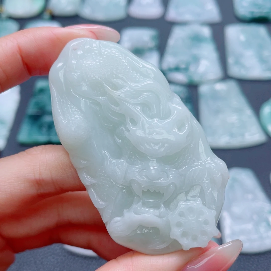 翡翠未镶嵌颈饰龙牌