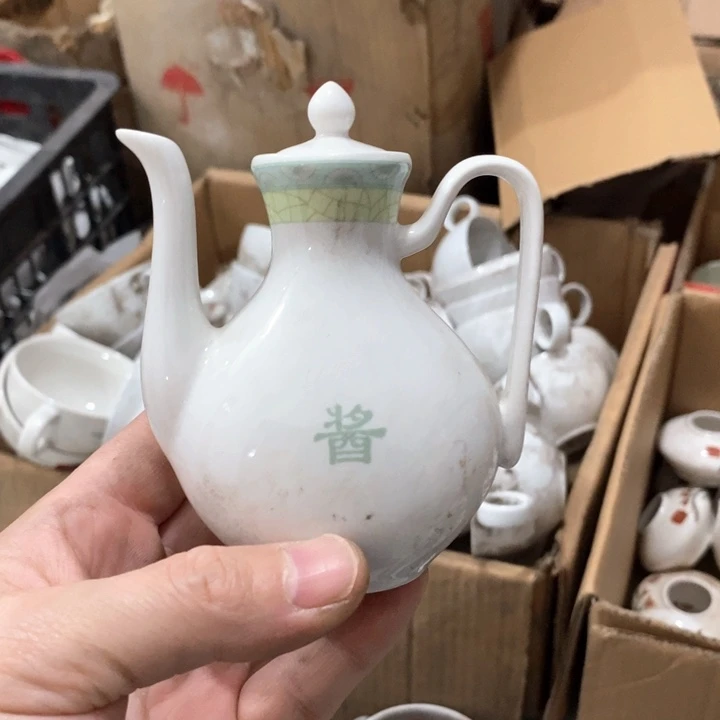 瓷片釉中彩酱油壶一个