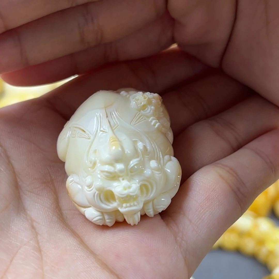琥珀未镶嵌手串貔貅