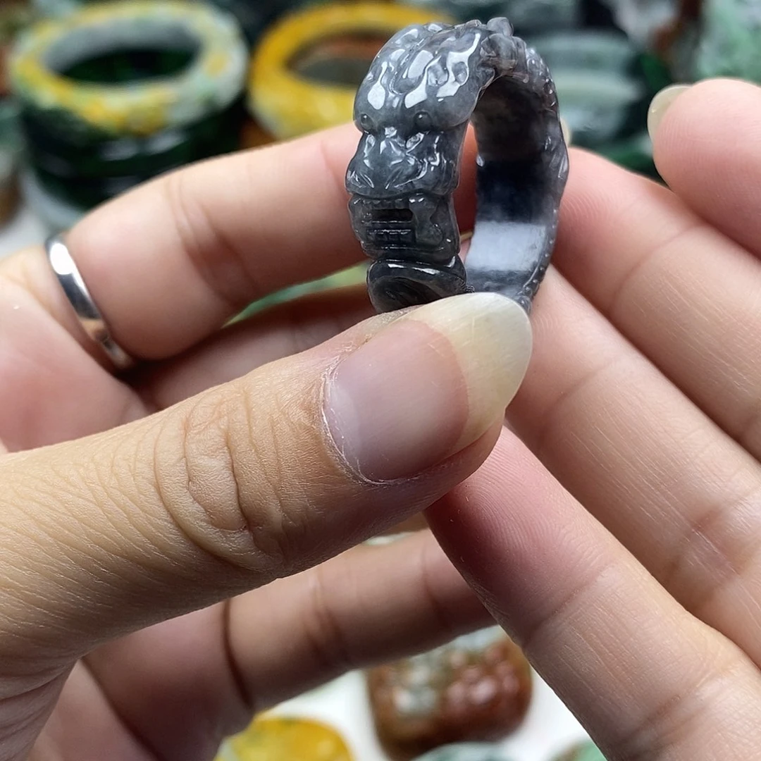 颈饰未镶嵌翡翠龙戒