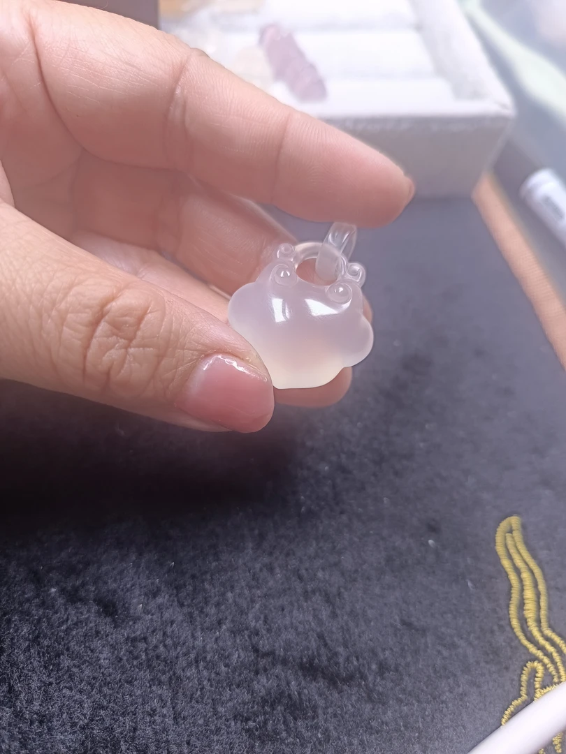 天然玛瑙如意锁吊坠