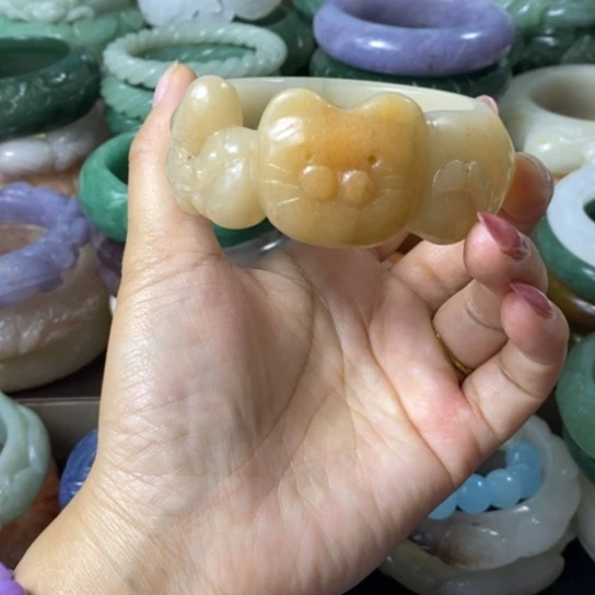 未镶嵌雕花手镯石英质玉