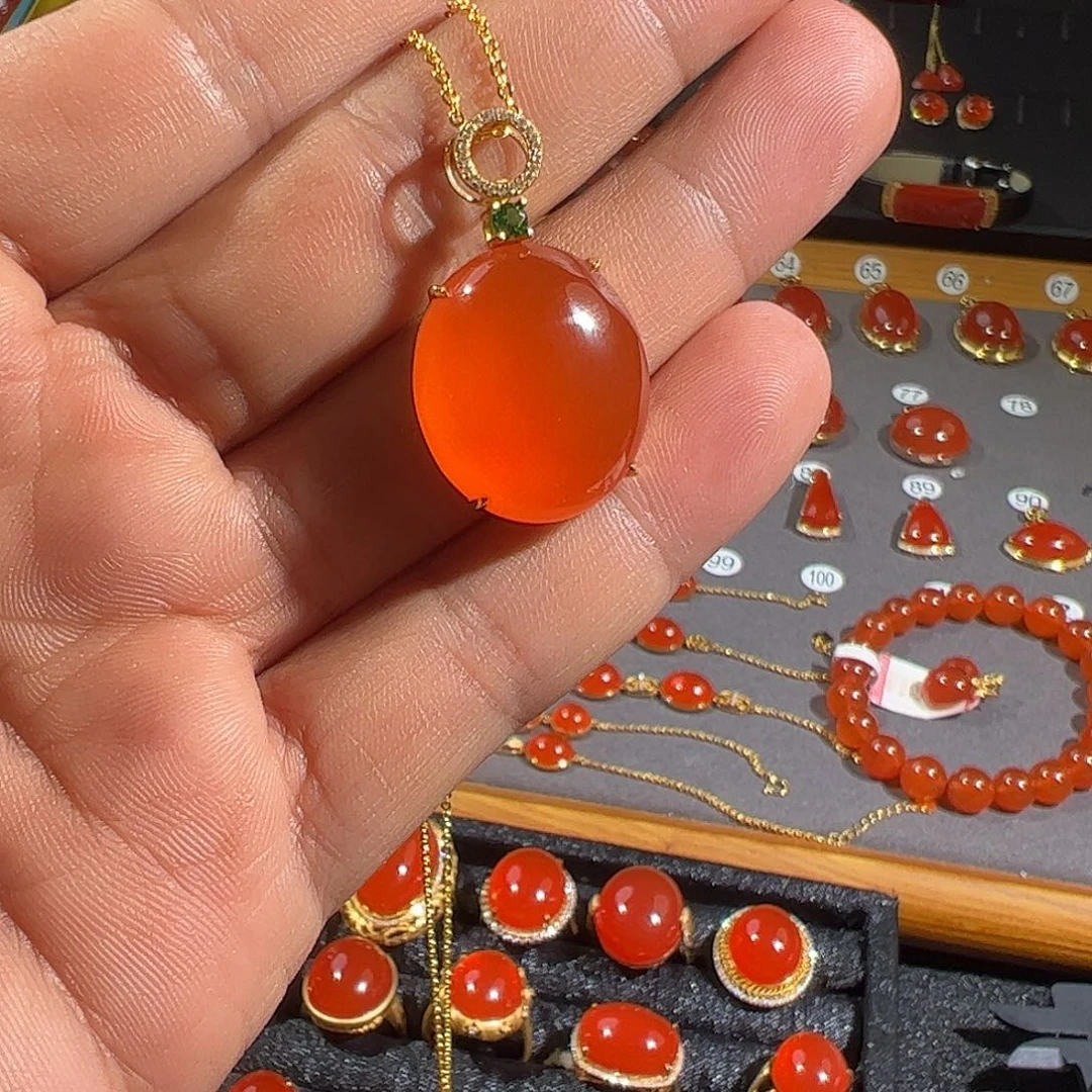 南红玛瑙18K金镶嵌颈饰