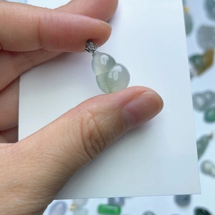 翡翠18K金镶嵌颈饰葫芦