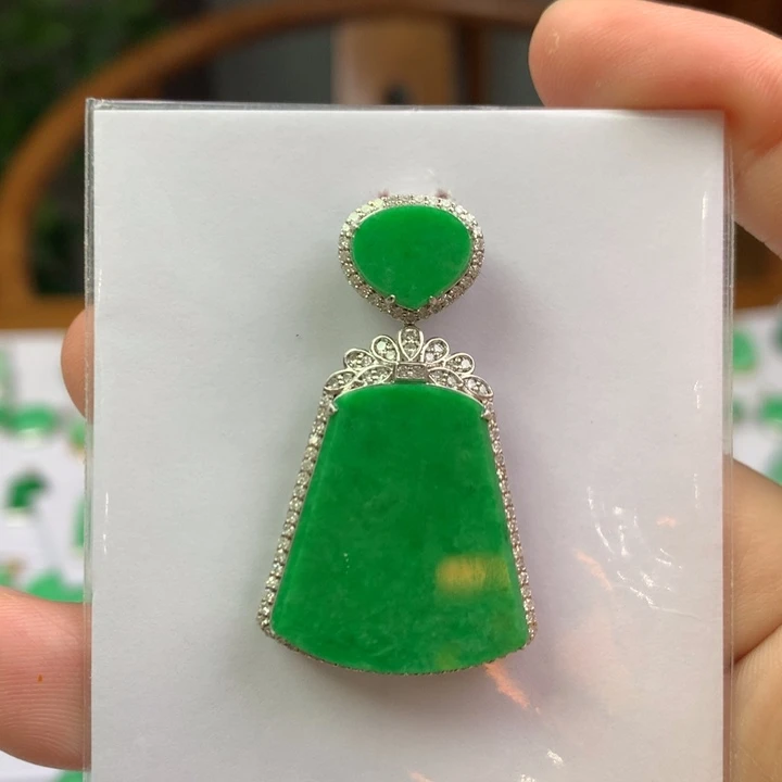 翡翠18K金镶嵌颈饰翡翠吊坠