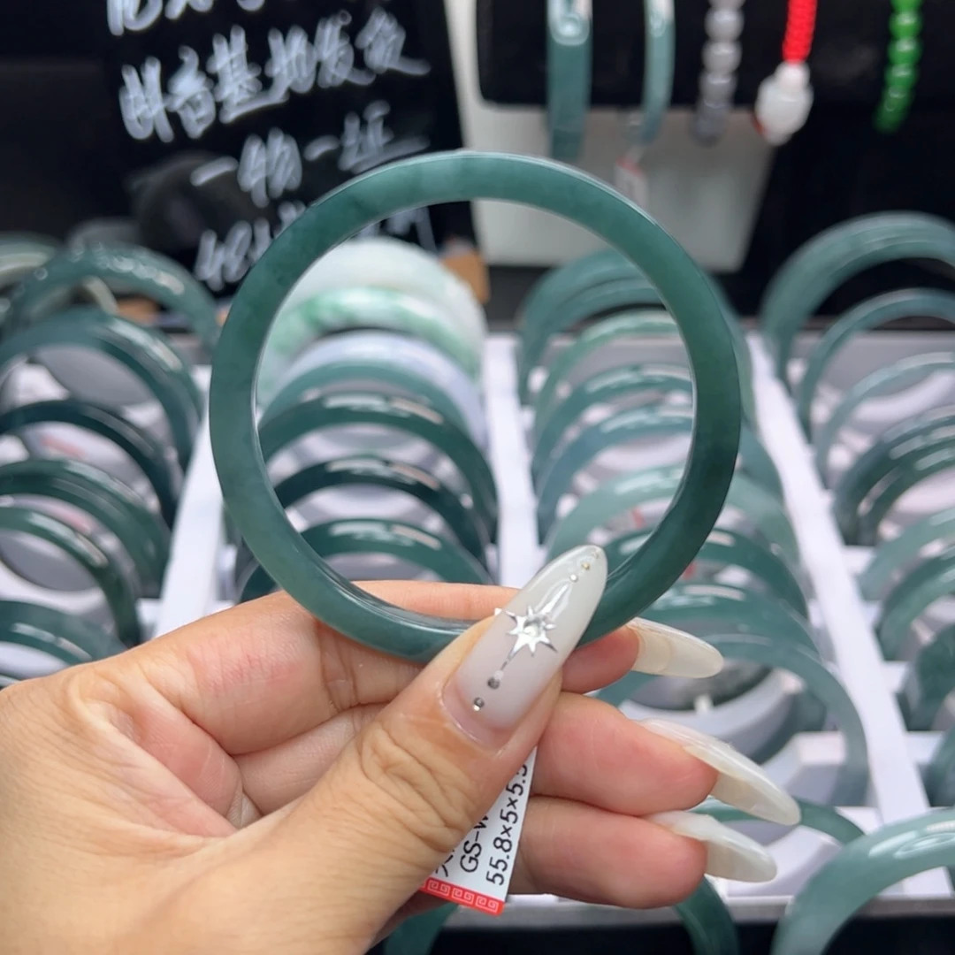 翡翠手镯未镶嵌翡翠