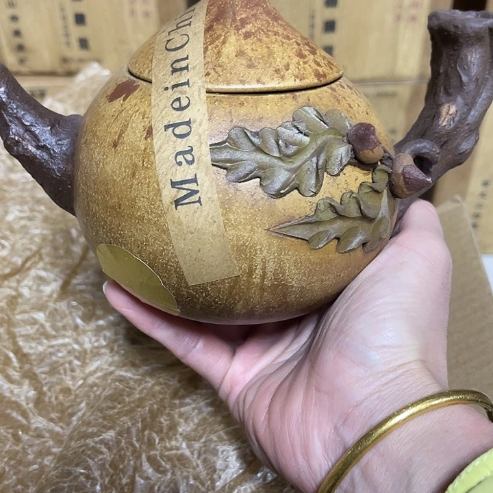 茶壶紫砂原矿泥料手工制作的一把紫砂壶。