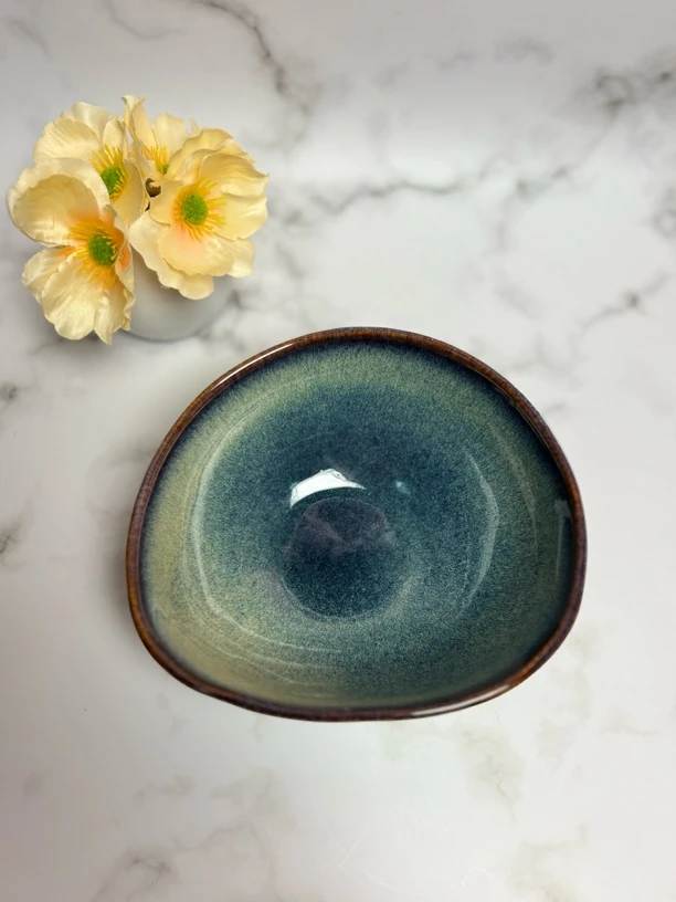 397默认微瑕窑变异型复古不规则三角碗异形蓝色（全场任意2单包邮）