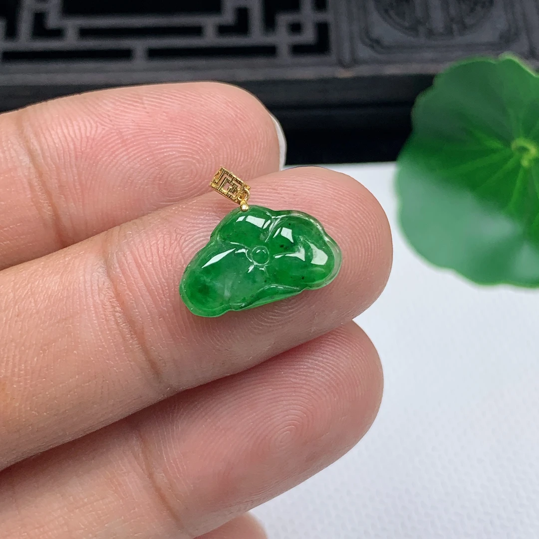 天然翡翠A货18K金扣精美满绿小荷叶吊坠尺寸9.5*15.5*2.6mm