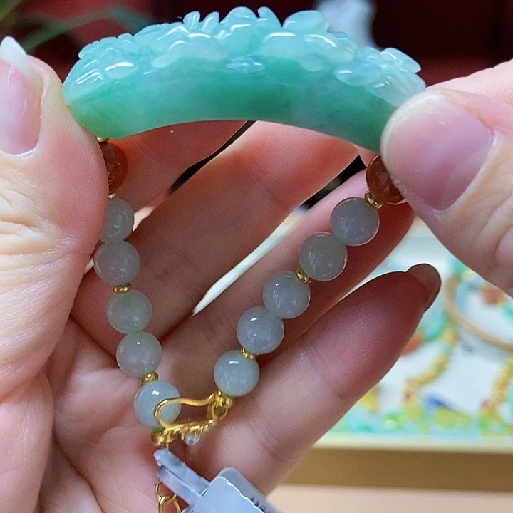 翡翠未镶嵌颈饰手牌