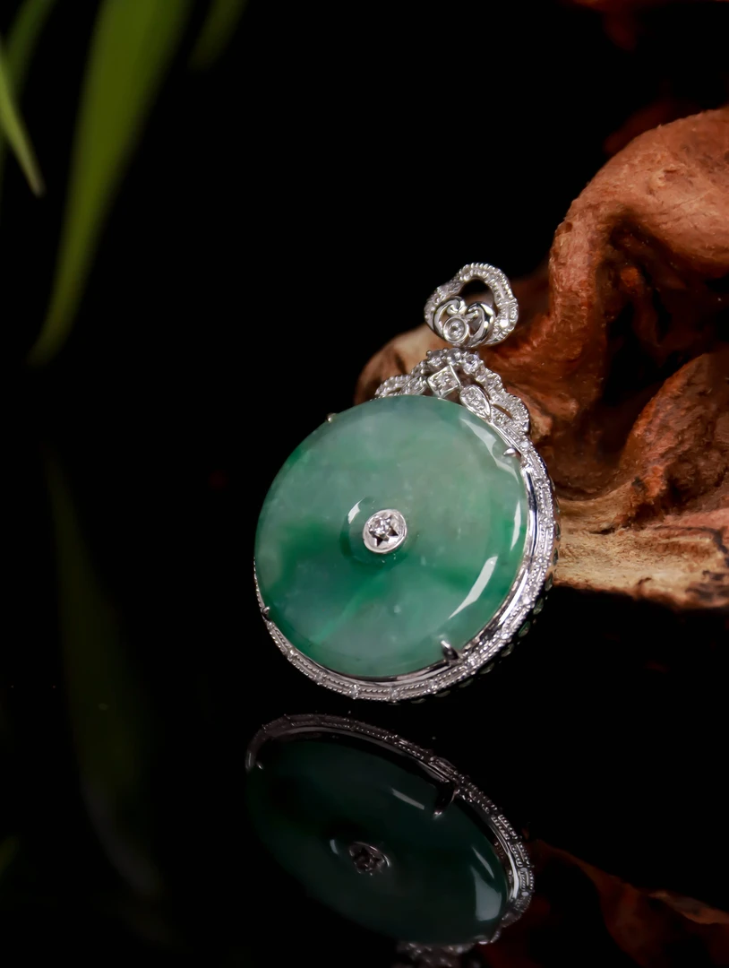 [金马精选]天然缅甸A货翡翠飘绿花平安扣吊坠镶嵌18K金 12846款