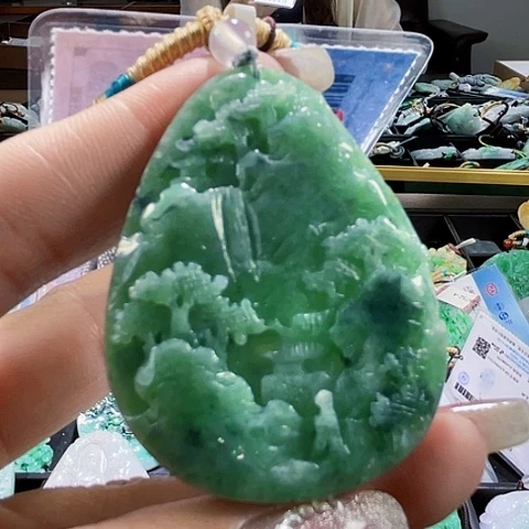 翡翠未镶嵌颈饰一个