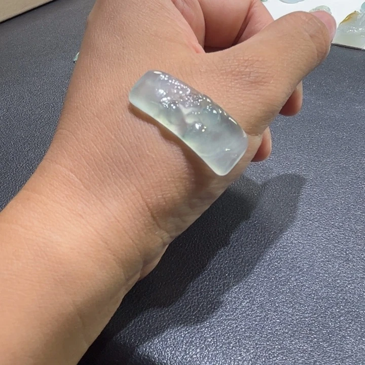 翡翠未镶嵌颈饰手牌