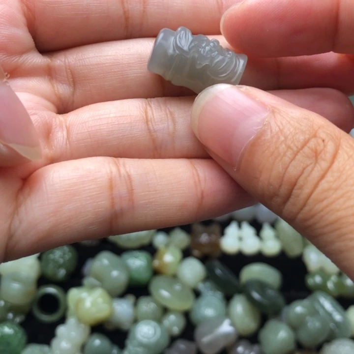 端****和田玉未镶嵌颈饰