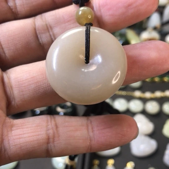 小***条吊坠(不含链)未镶嵌和田玉