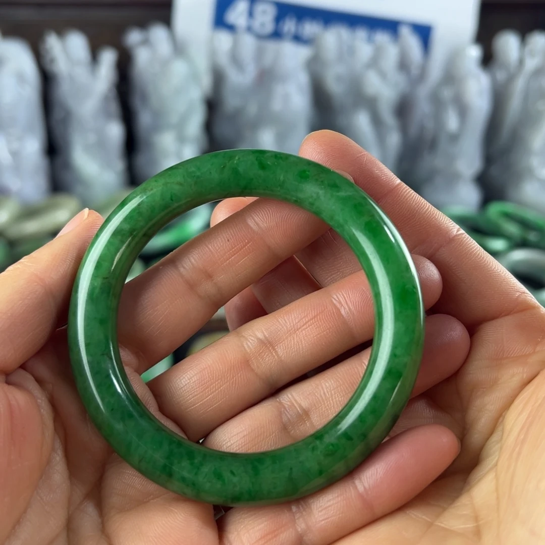 哆****翡翠未镶嵌颈饰天然翡翠镯子