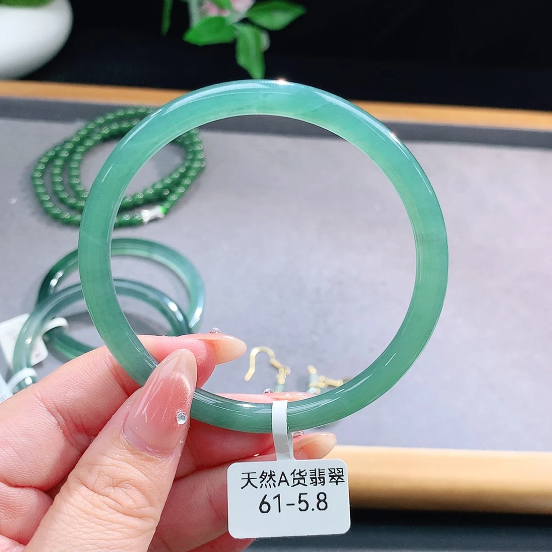 未镶嵌手镯（圆镯）翡翠