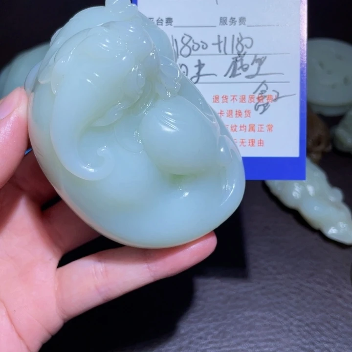 欢***鱼和田玉未镶嵌颈饰