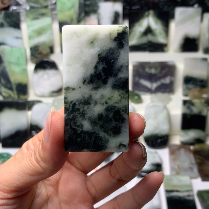 独山玉未镶嵌颈饰