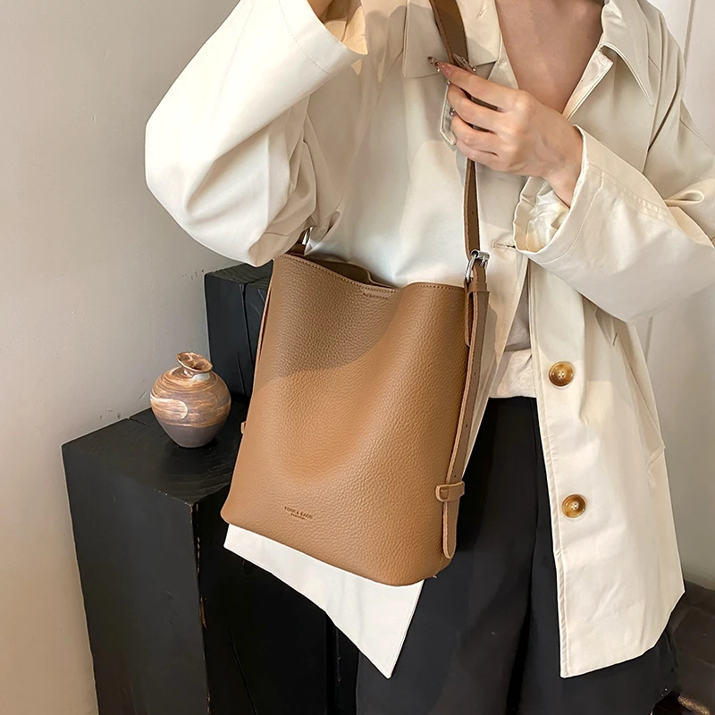 简约时尚单肩斜挎包包女新款爆款高级感复古通勤百搭大容量水桶包