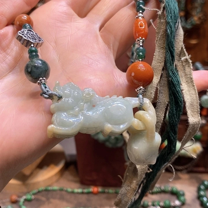 翡翠未镶嵌吊坠(赠链)