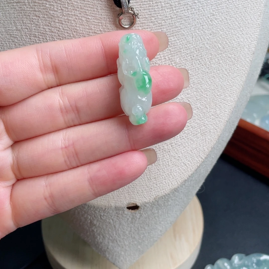 翡翠未镶嵌颈饰貔貅