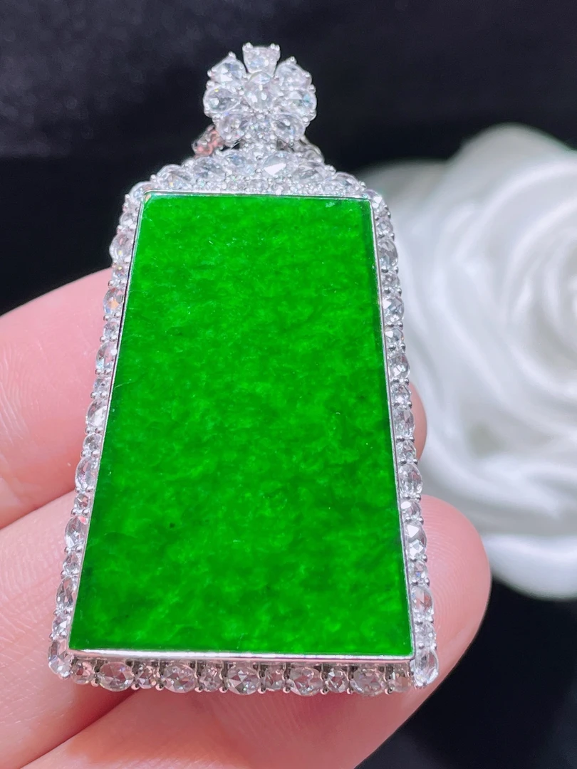 天然翡翠a货，辣绿无事牌吊坠，18k金镶嵌