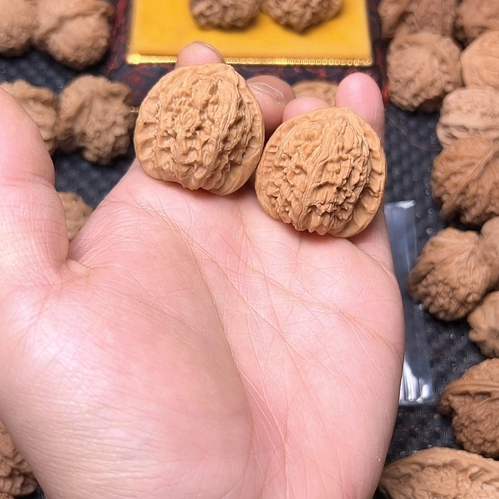 文玩核桃吊坠三角白