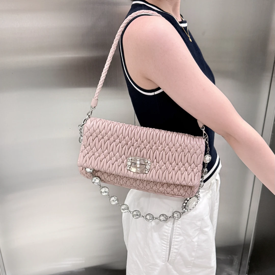 95新 MIU MIU/缪缪 miumiu裸粉色褶皱钻石链腋下包