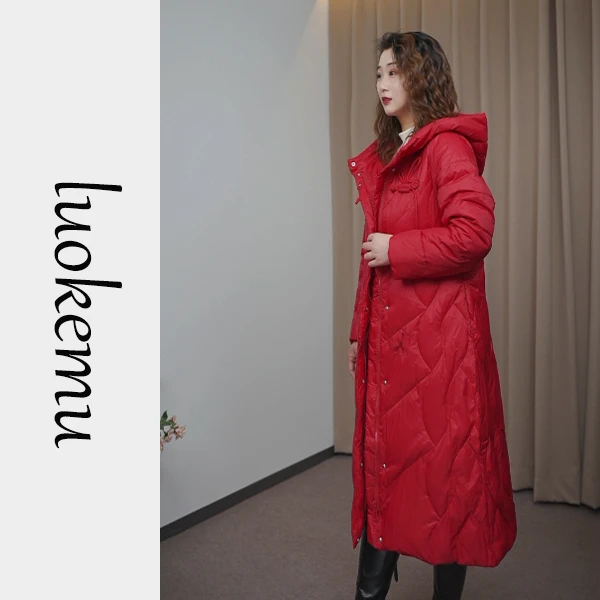 洛可沐 复古连帽刺绣长款羽 绒服女外套CX8355