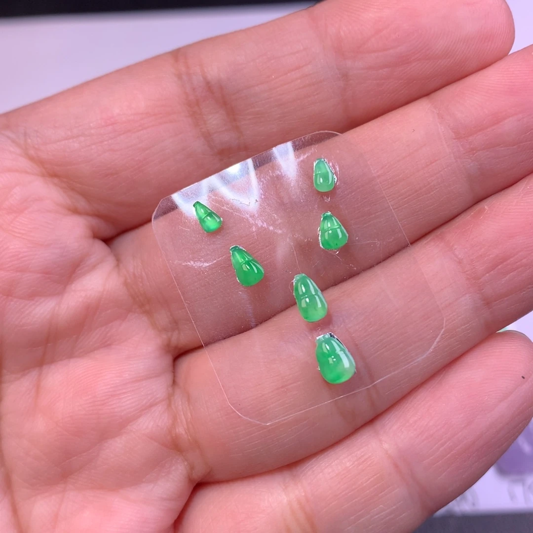 翡翠未镶嵌颈饰葫芦