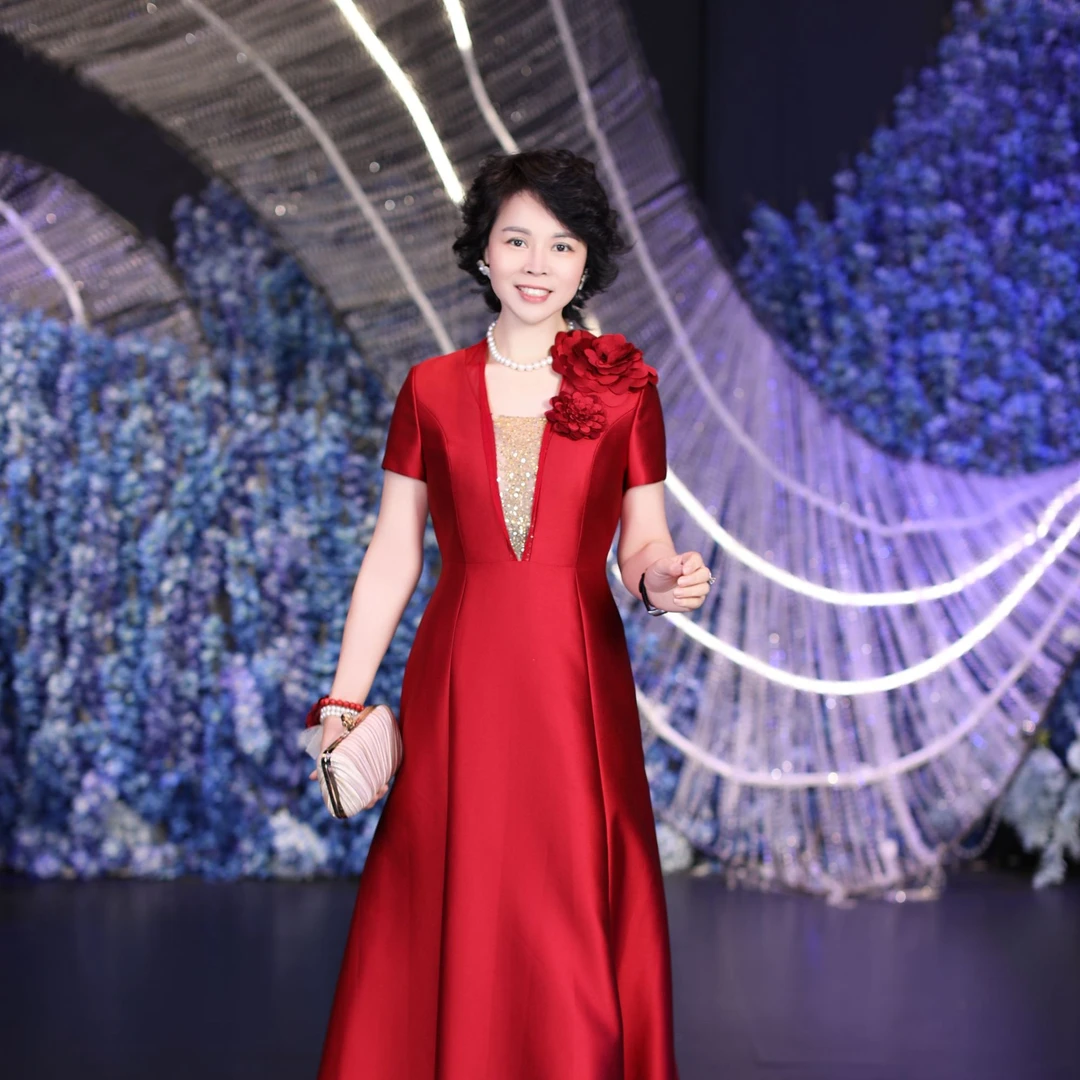 高定礼服显瘦气质夏季线条简单而流畅红色礼服