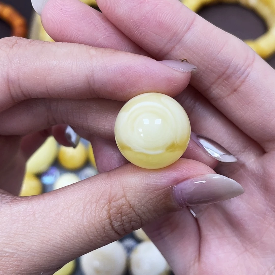 琥珀未镶嵌裸石17.3mm瑕 210