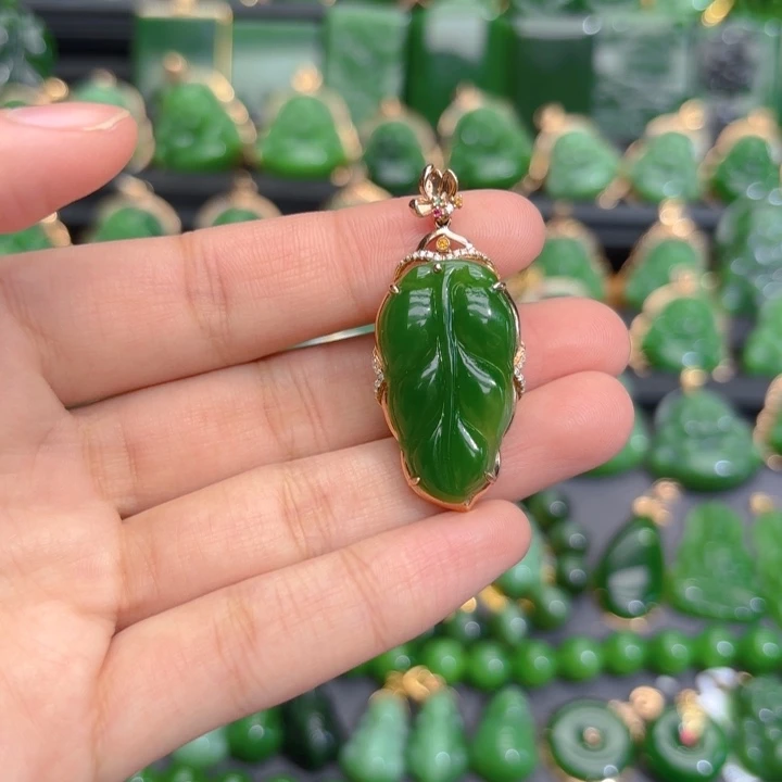 颈饰18K金镶嵌和田玉（碧玉）