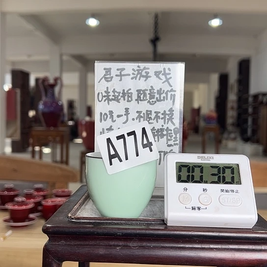 摩***着瓷片774 景德镇市