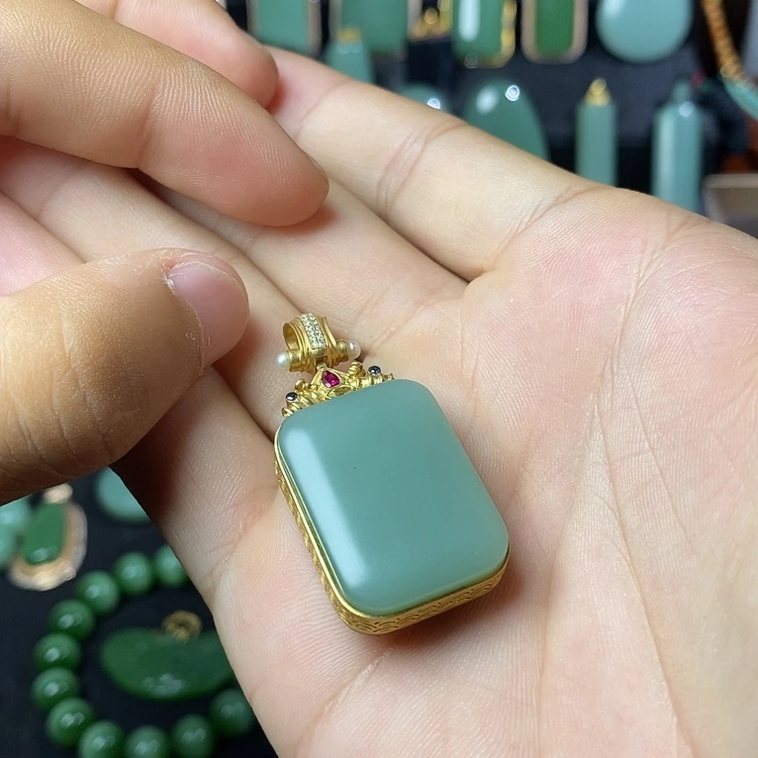 吊坠(不含链)18K金镶嵌和田玉（碧玉）