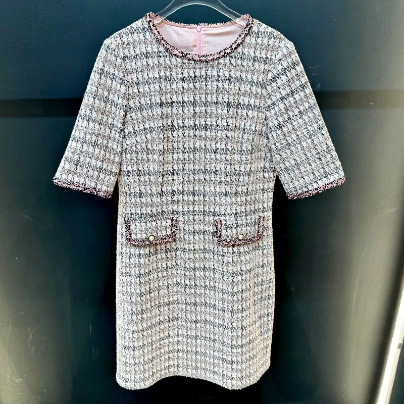 艾俊萱服饰2025年秋季中袖连衣裙