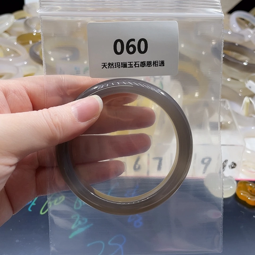 牛***坊玛瑙/玉髓未镶嵌手镯