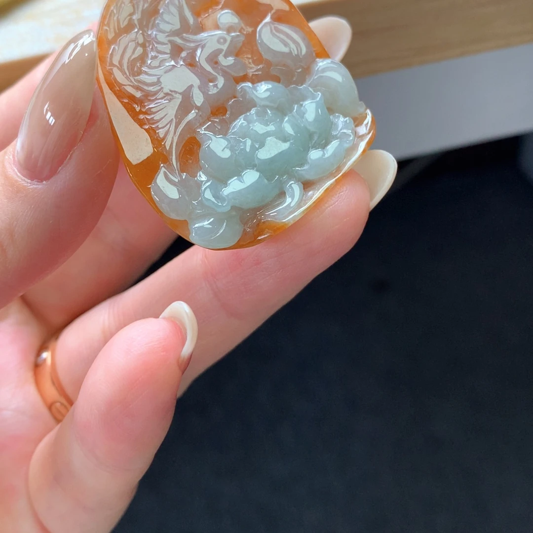 翡翠18K金镶嵌颈饰吊坠