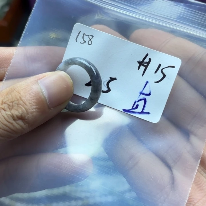 颈饰未镶嵌翡翠戒指