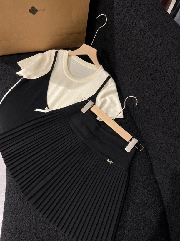 黑色百搭短款百褶裙