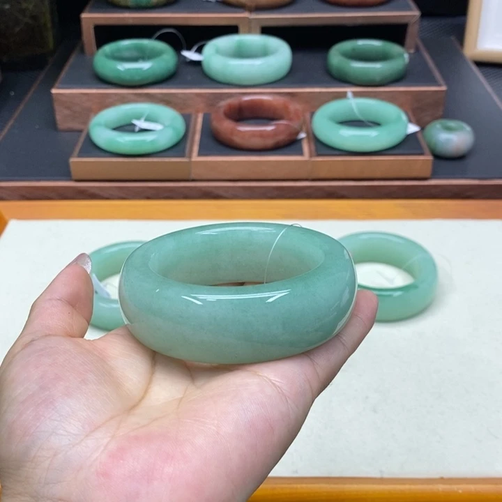 拾***人石英质玉未镶嵌手镯