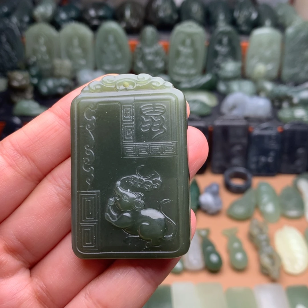 和田玉未镶嵌颈饰挂件122（有包容）