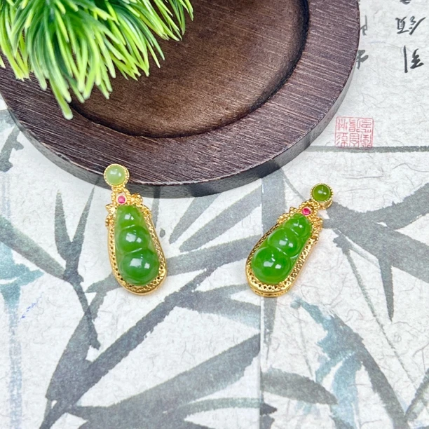 YWF340和田玉碧玉四季豆18k金镶吊坠8*17*7mm+多样性发其一