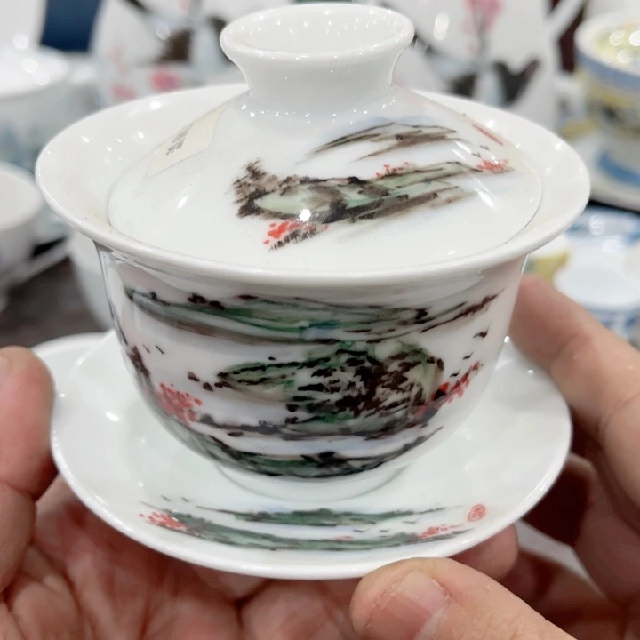 壶釉下五彩的瓷器在，