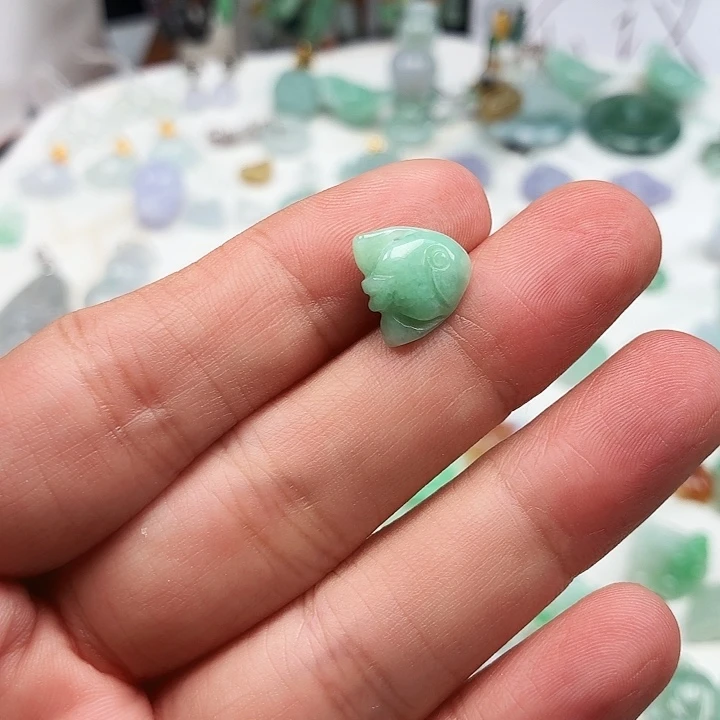 钱***宝颈饰未镶嵌翡翠鱼