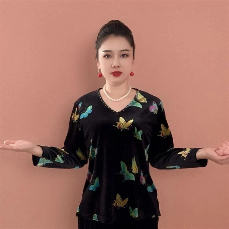 秋冬新款中老年丝绒v领印花宽松遮肉妈妈弹力上衣