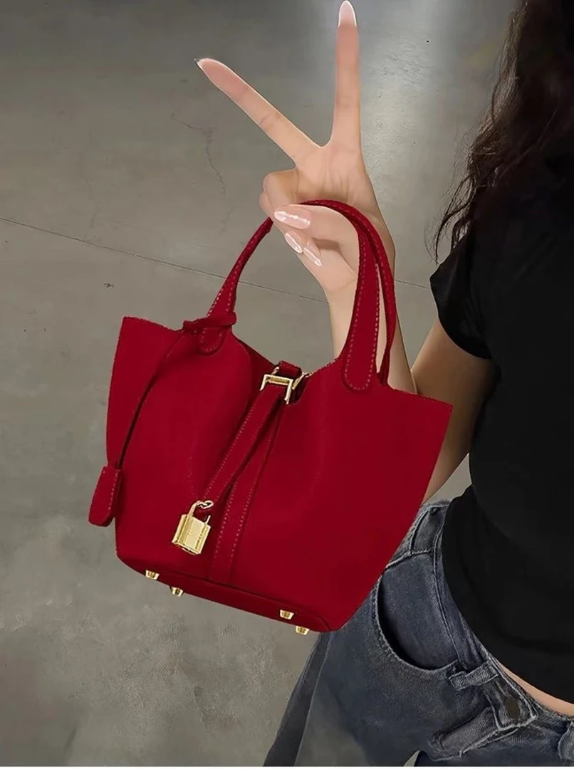 今年流行红色手提包包女2025新款高级质感小众百搭新娘结婚水桶包